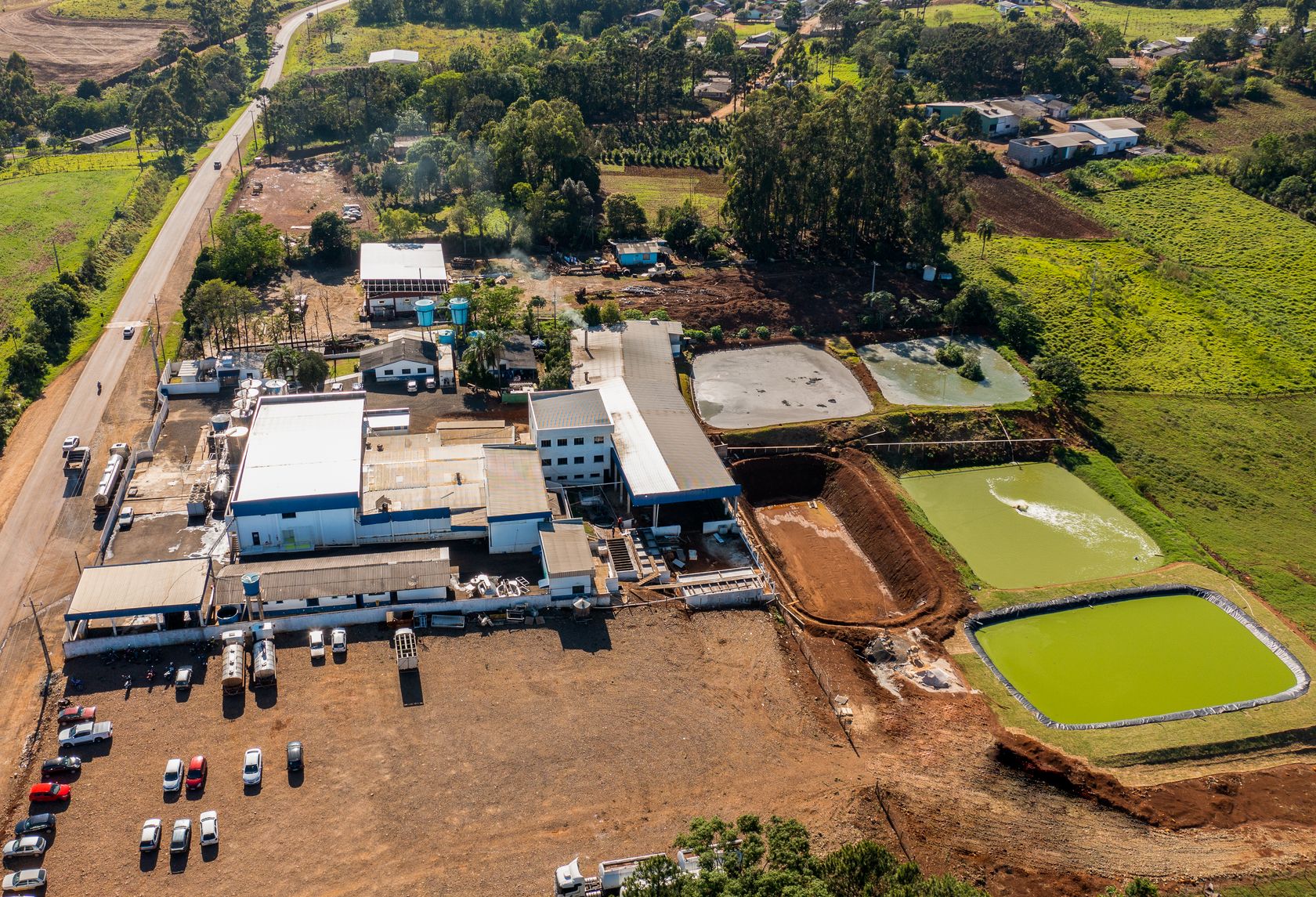 Vista aérea da fábrica durante etapa de ampliação da estrutura.