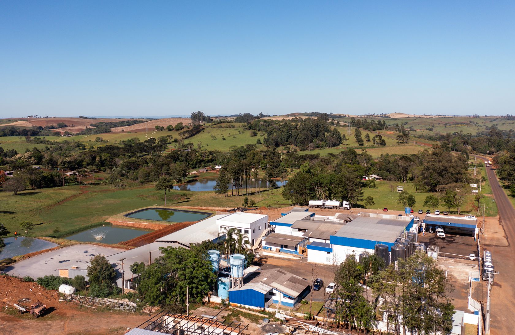 Vista aérea da região rural de Palmital, com a fábrica da Do Valle ao fundo.
