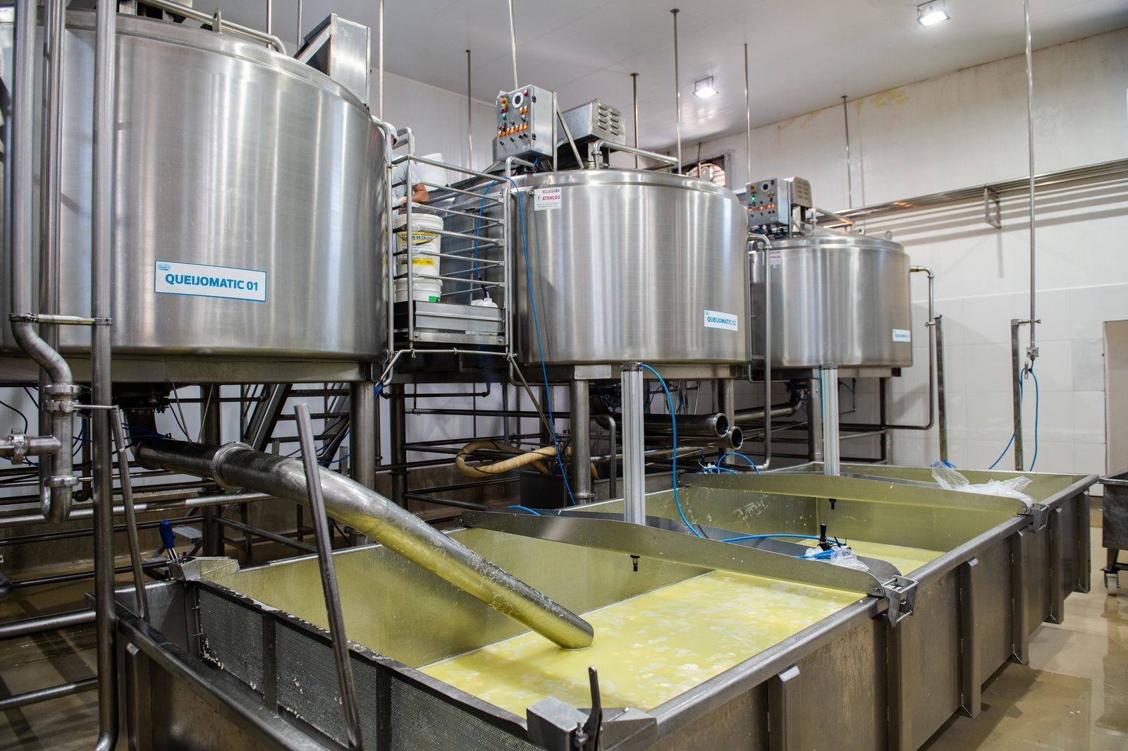 Tanques de aço inoxidável utilizados no processamento, parte do controle de cada etapa da produção.