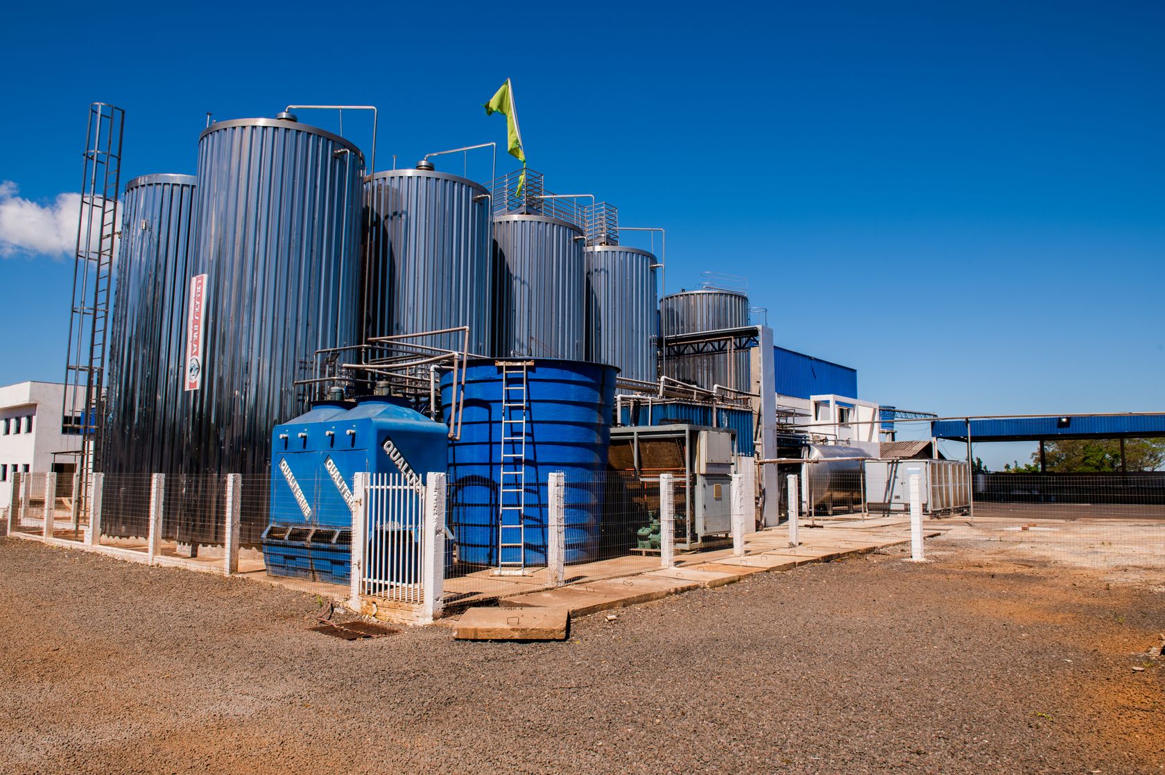Silos e tanques de armazenamento na área externa da fábrica.